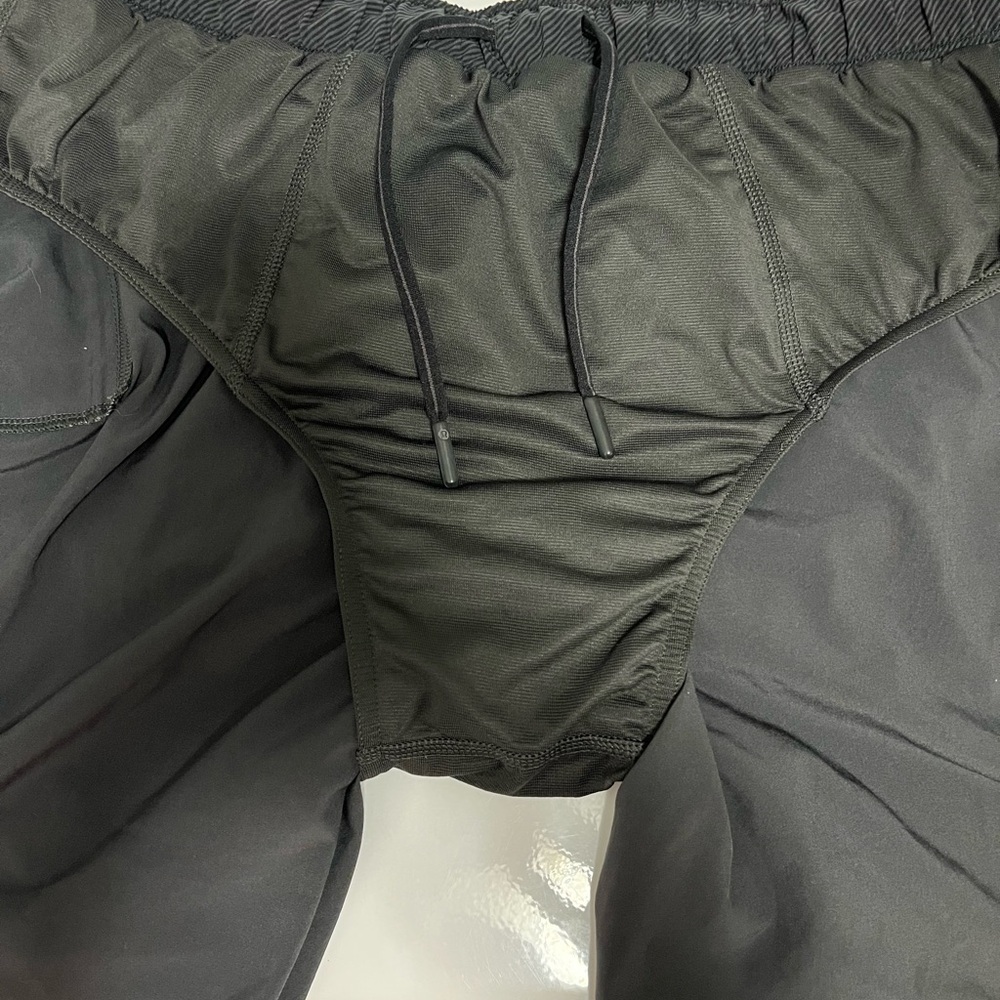 Lululemon Men's Dark Grey Lined Running Shorts Size Large - Picture 7 of 8